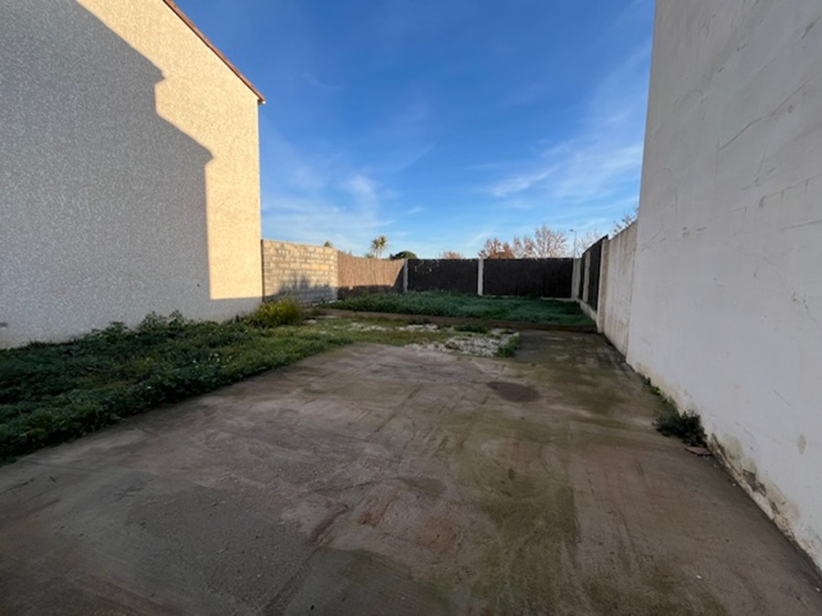 BAGES Superbe Terrain plat et clôturé de 182 m2 constructible avec permis acceptée sur la commune de Bages 3