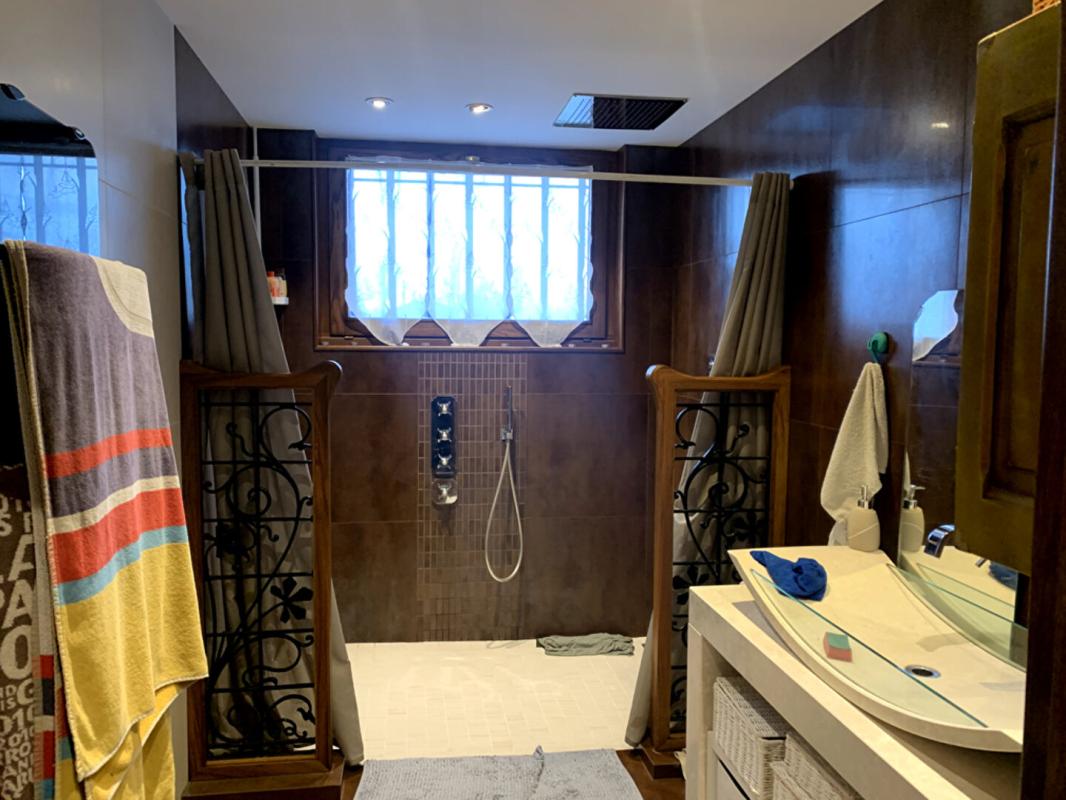 ROANNE En Exclusivité Maison située à Riorges 7 pièces 187 m2, terrain 4500 m2 12