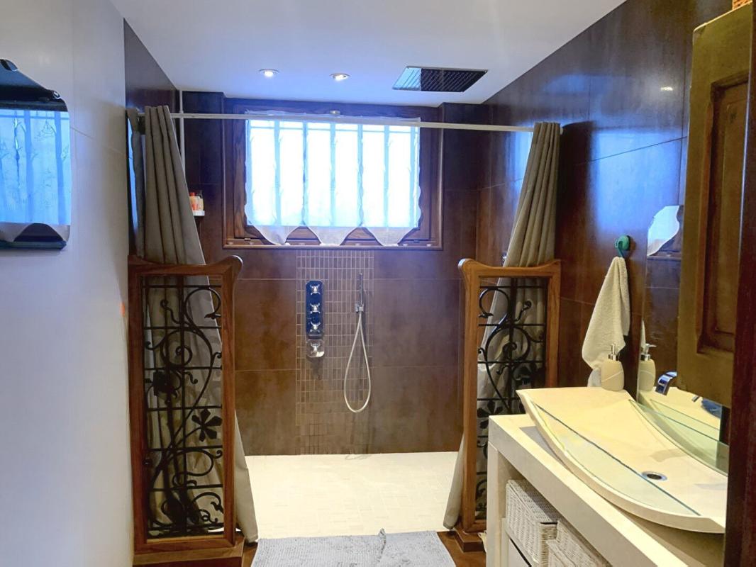 RIORGES En Exclusivité Maison située à Riorges 7 pièces 187 m2, terrain 4500 m2 12