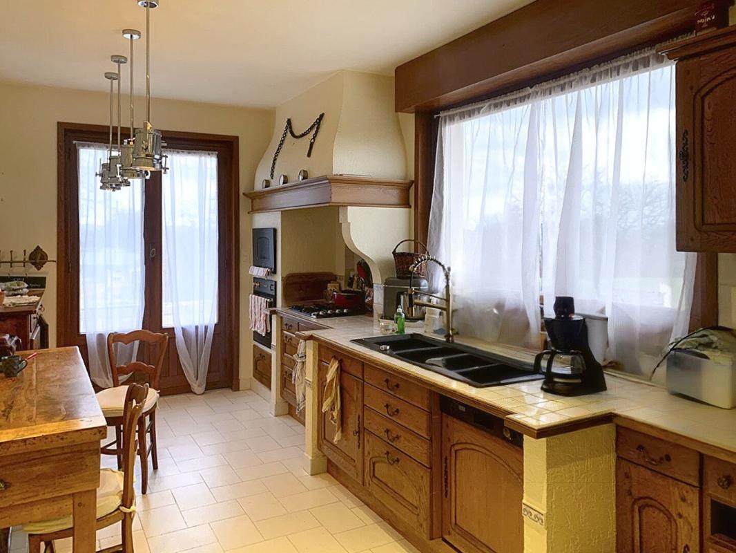 RIORGES En Exclusivité Maison située à Riorges 7 pièces 187 m2, terrain 4500 m2 5