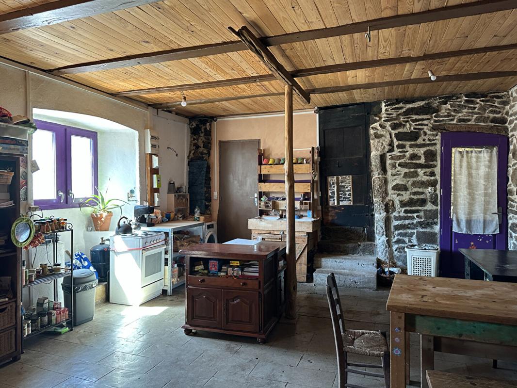 SABLIERES Authentique maison de hameau avec dépendances et vue dégagée 9