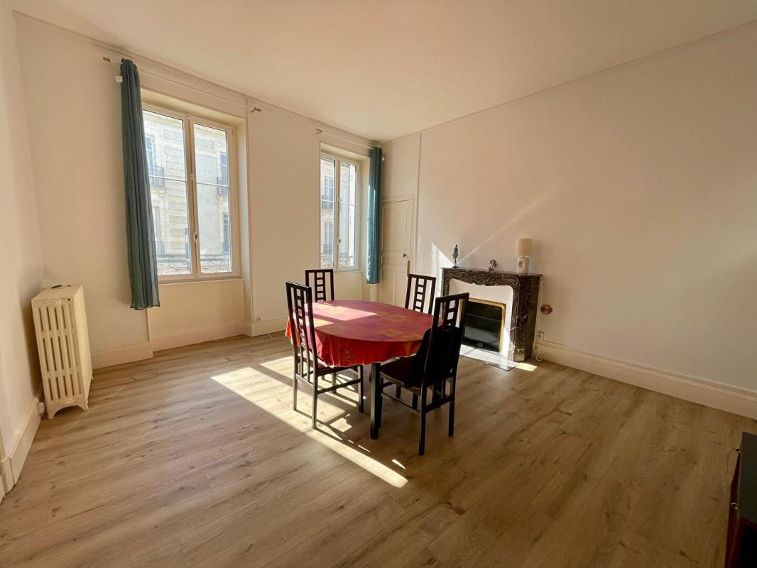 NEVERS IMMEUBLE DE RAPPORT - NEVERS CENTRE-VILLE - 448 M² AVEC COUR, GARAGES ET CAVE 12