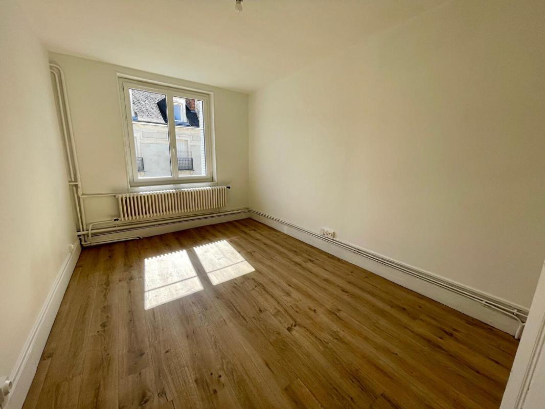 NEVERS IMMEUBLE DE RAPPORT - NEVERS CENTRE-VILLE - 448 M² AVEC COUR, GARAGES ET CAVE 8