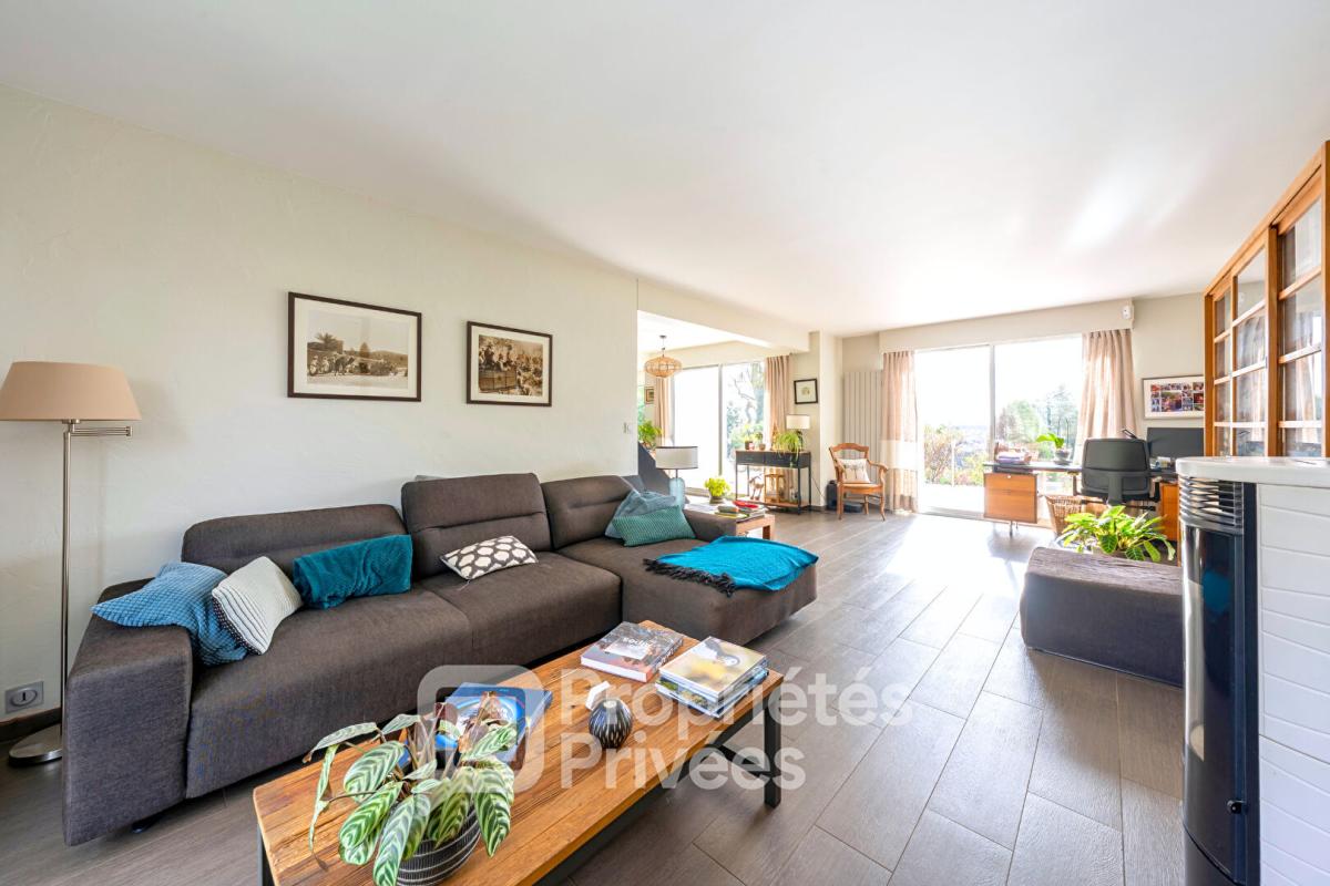 LA VILLE-DU-BOIS Volumes, lumière et panorama : une propriété clé en main aux prestations soignées 12