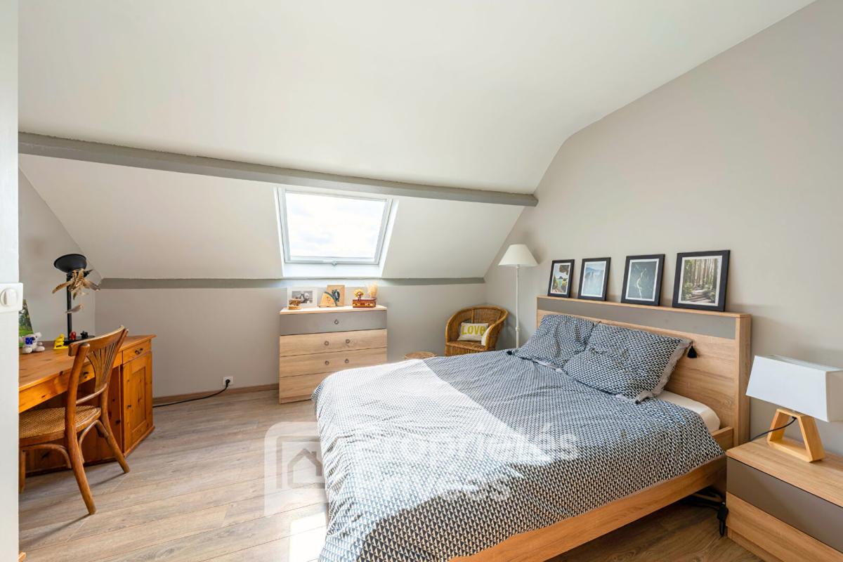 LA VILLE-DU-BOIS Volumes, lumière et panorama : une propriété clé en main aux prestations soignées 13