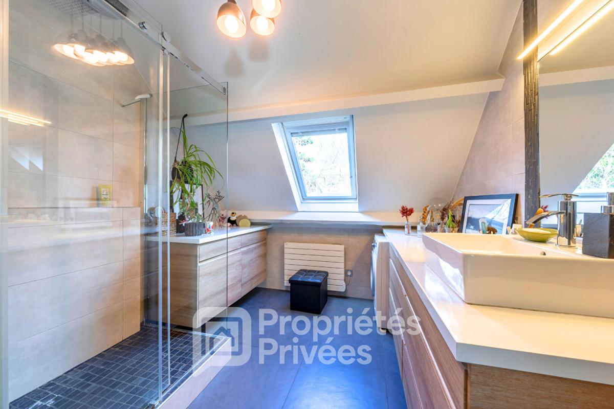 LA VILLE-DU-BOIS Volumes, lumière et panorama : une propriété clé en main aux prestations soignées 14