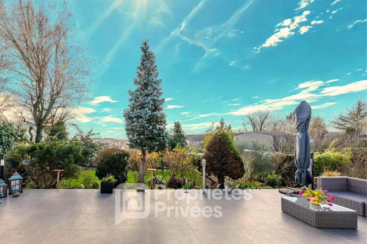 LA VILLE-DU-BOIS Volumes, lumière et panorama : une propriété clé en main aux prestations soignées 2