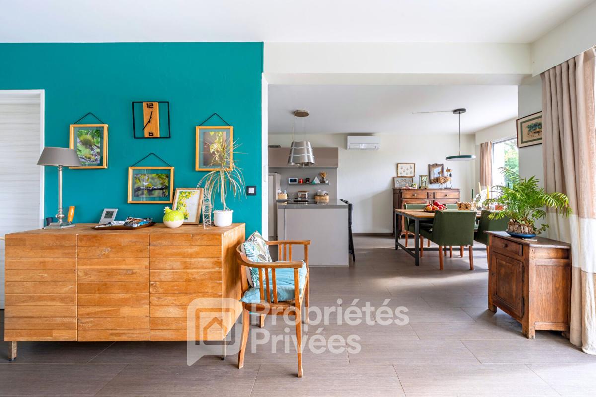 LA VILLE-DU-BOIS Volumes, lumière et panorama : une propriété clé en main aux prestations soignées 4