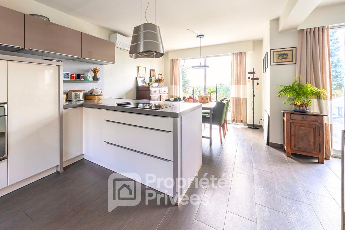 LA VILLE-DU-BOIS Volumes, lumière et panorama : une propriété clé en main aux prestations soignées 5