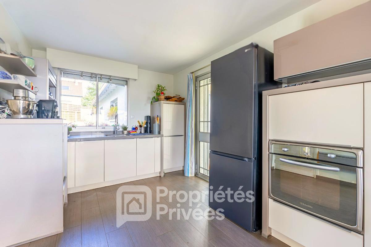 LA VILLE-DU-BOIS Volumes, lumière et panorama : une propriété clé en main aux prestations soignées 6