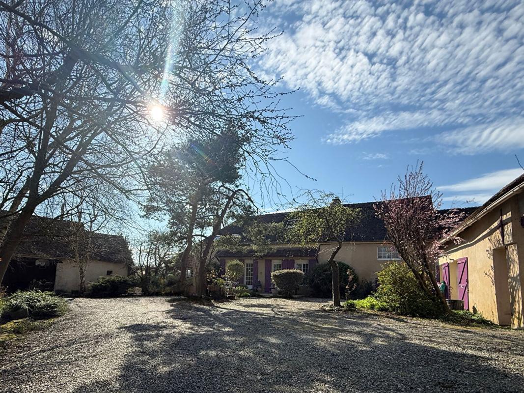 MAMERS Ancienne ferme rénovée à proximité de Mamers 10 pièce(s) 230 m2 1