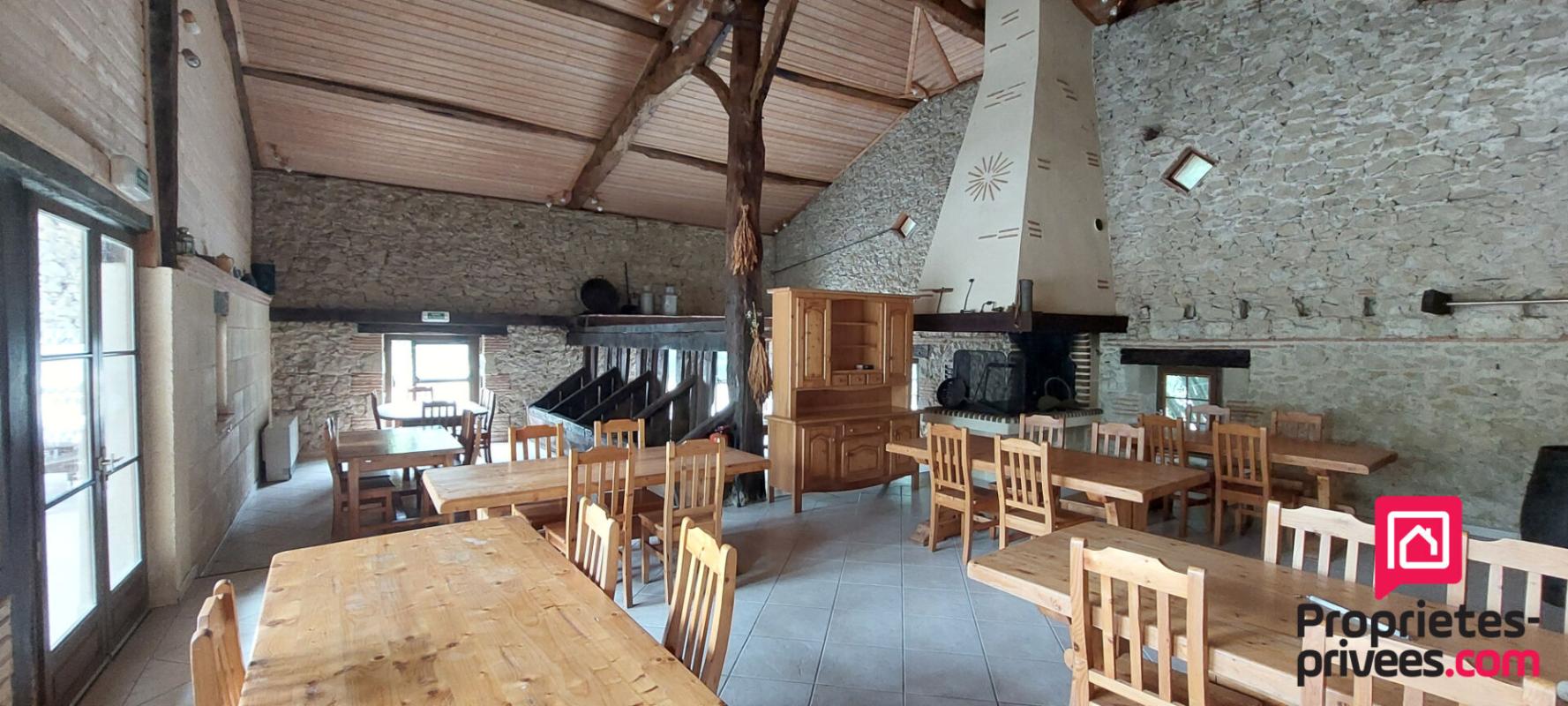 GRATELOUP-SAINT-GAYRAND Ensemble immobilier  Grateloup Saint Gayrand : Maison 8 pièce(s) 303 m2 + Appartement T2  indépendant+ Dépendances 11