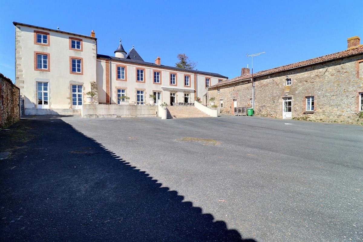 CHOLET BUSINESS CHÂTEAU D'EXCEPTION DE 505 m² 10