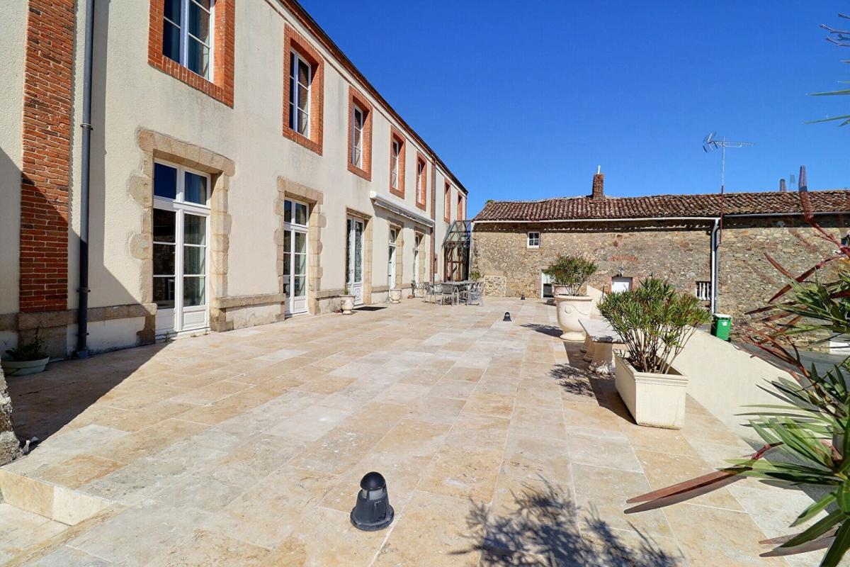 CHOLET BUSINESS CHÂTEAU D'EXCEPTION DE 505 m² 11