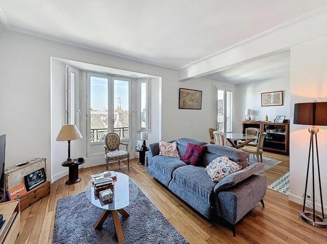 VANNES Vue panoramique pour cet appartement de charme T3, sur les toits et la cathédrale de Vannes. Hyper centre ville 11