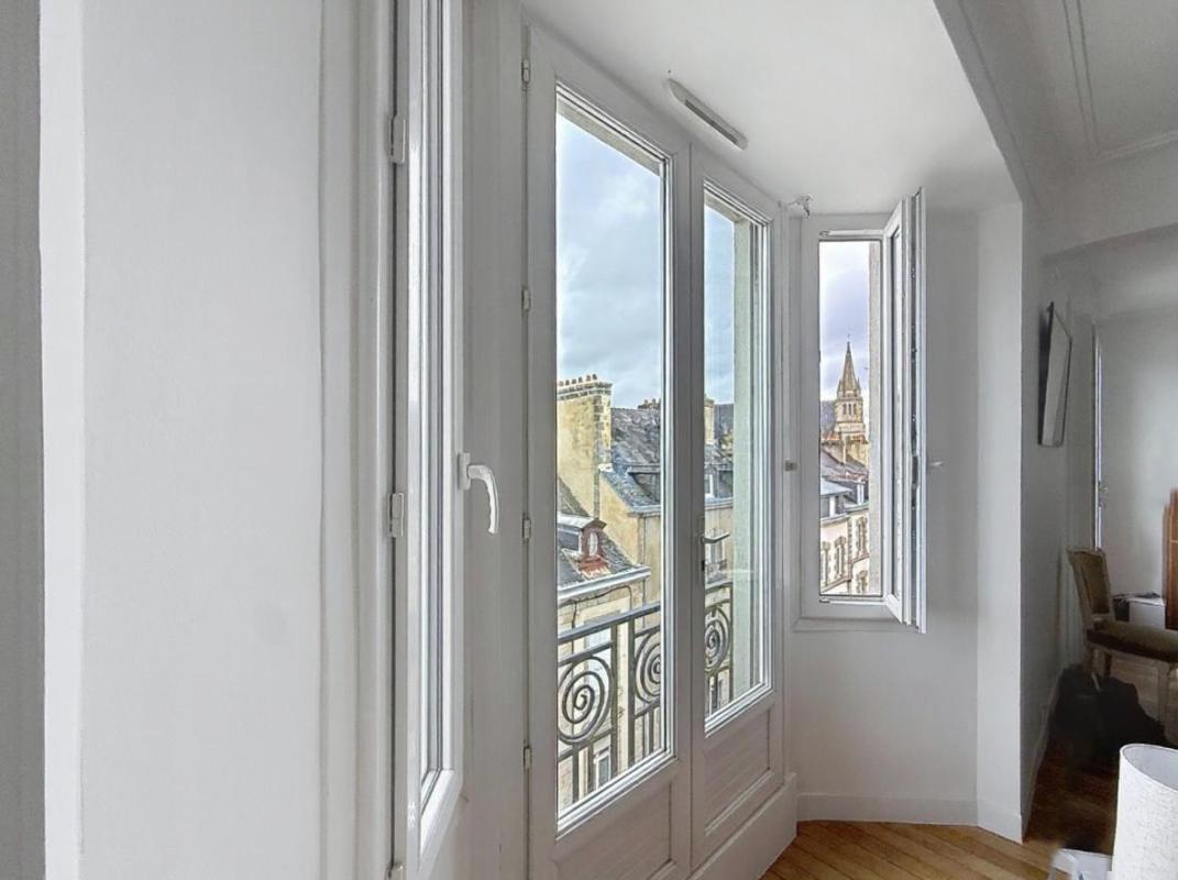 VANNES Vue panoramique pour cet appartement de charme T3, sur les toits et la cathédrale de Vannes. Hyper centre ville 12