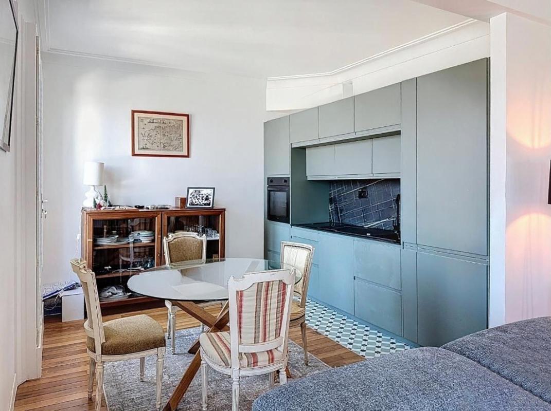 VANNES Vue panoramique pour cet appartement de charme T3, sur les toits et la cathédrale de Vannes. Hyper centre ville 4