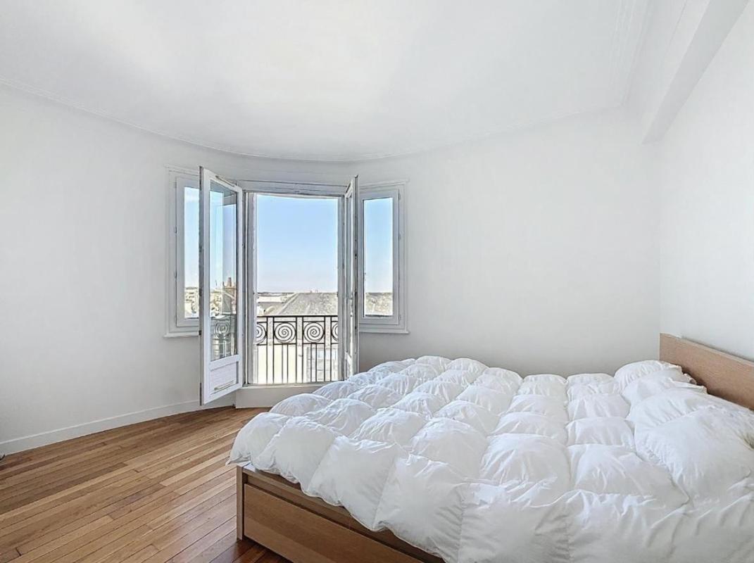 VANNES Vue panoramique pour cet appartement de charme T3, sur les toits et la cathédrale de Vannes. Hyper centre ville 8