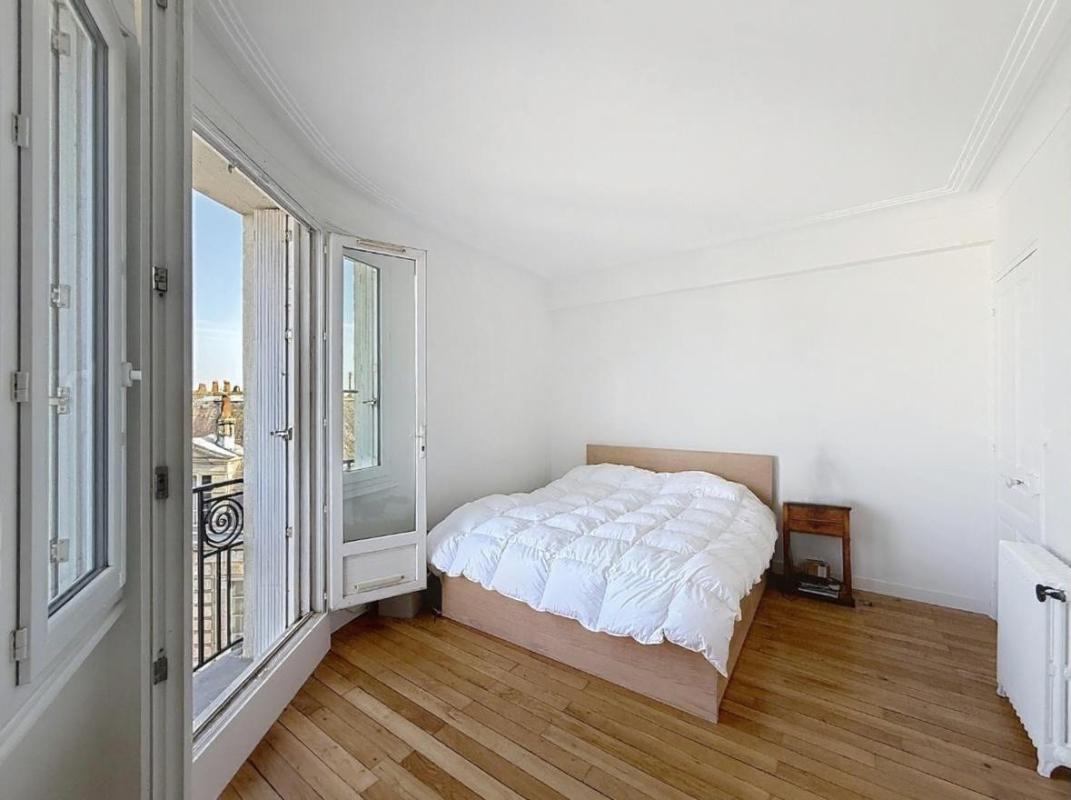 VANNES Vue panoramique pour cet appartement de charme T3, sur les toits et la cathédrale de Vannes. Hyper centre ville 9