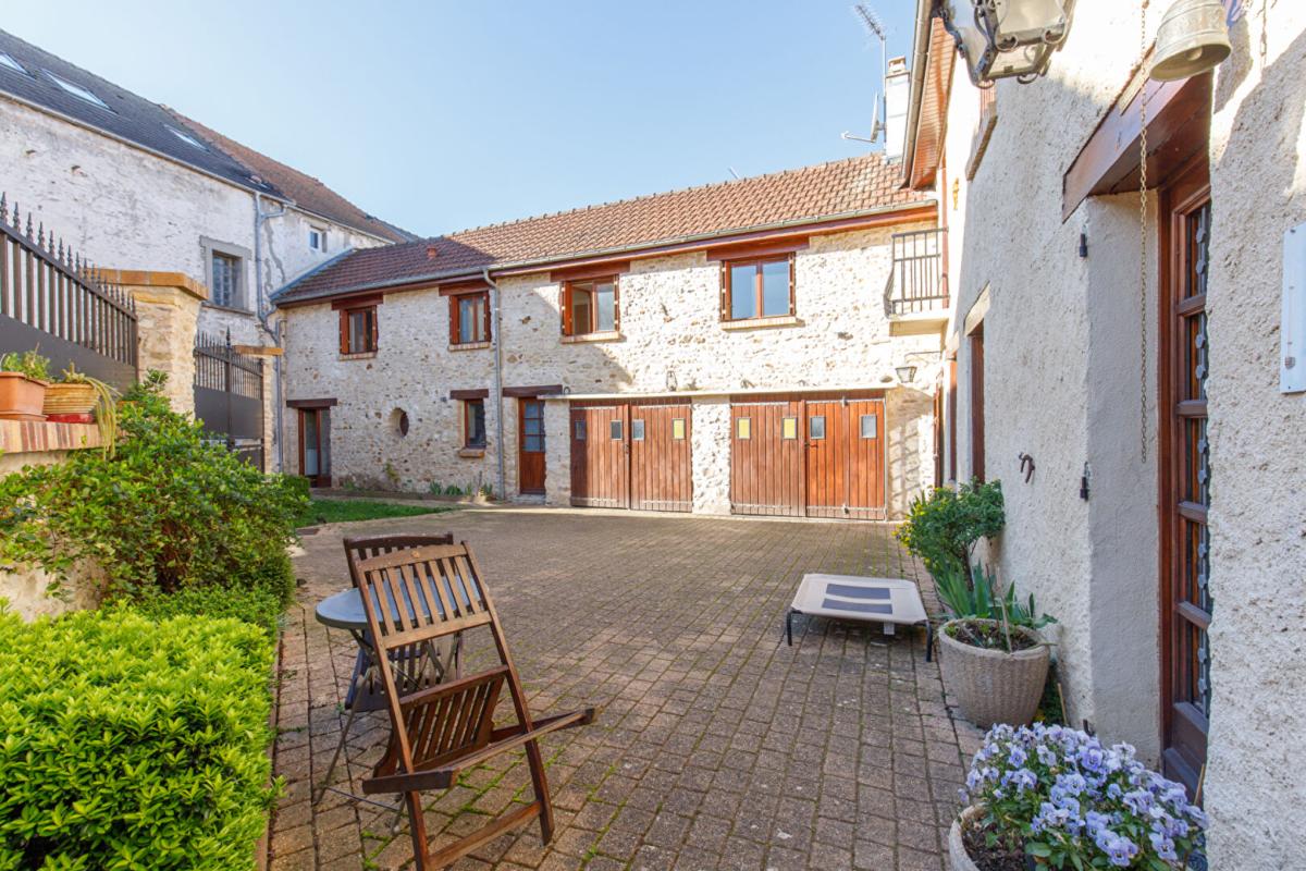 ISSOU A vendre sur Issou - Ancien corps de ferme avec dépendance 1