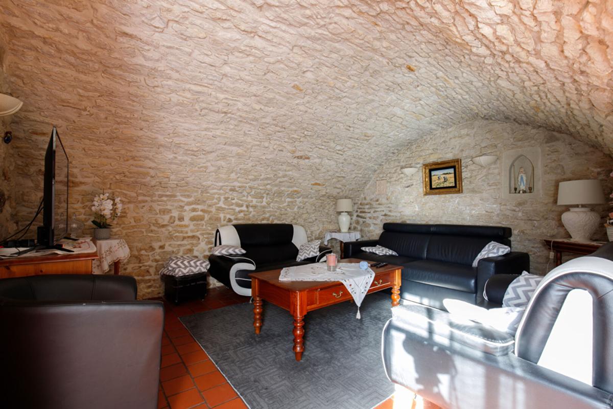 ISSOU A vendre sur Issou - Ancien corps de ferme avec dépendance 3