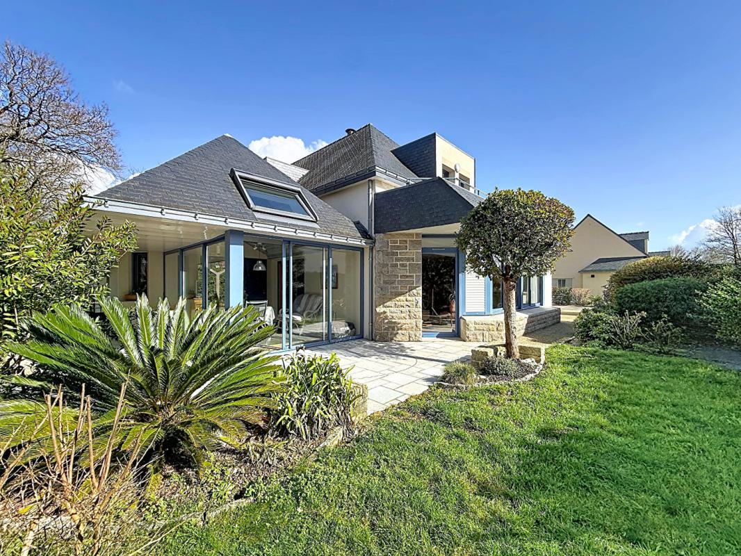 SURZUR Maison d'architecte de 220 m² avec studio indépendant, sur 725 m² de terrain. Domaine résidentiel recherché en fond d'impasse. SURZUR 11