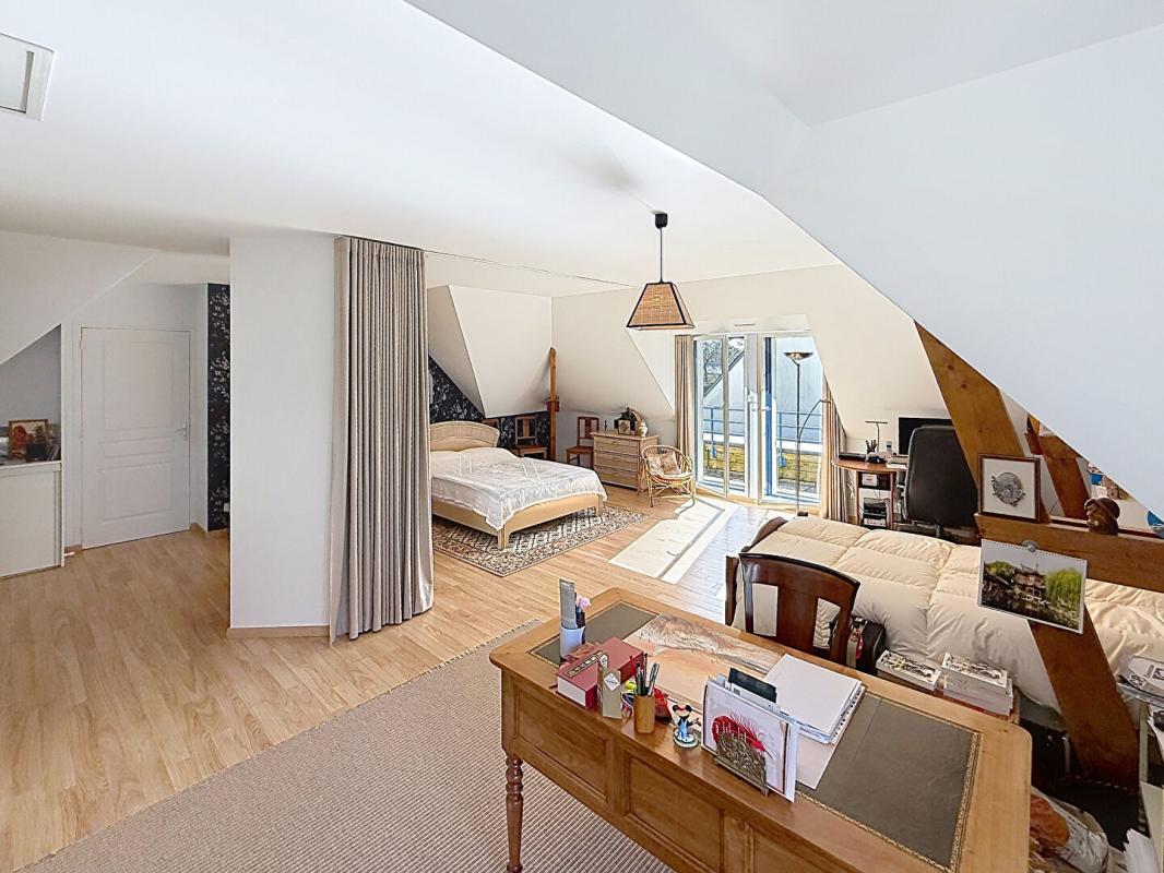 SURZUR Maison d'architecte de 220 m² avec studio indépendant, sur 725 m² de terrain. Domaine résidentiel recherché en fond d'impasse. SURZUR 12