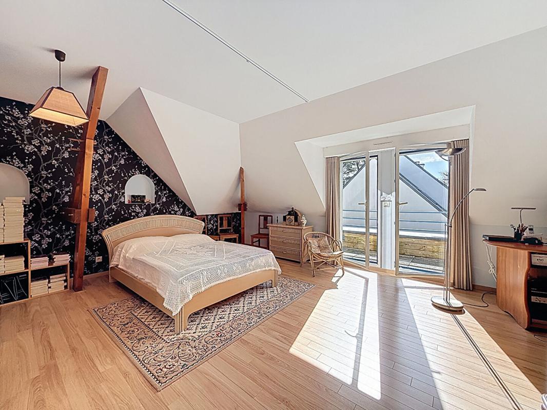 SURZUR Maison d'architecte de 220 m² avec studio indépendant, sur 725 m² de terrain. Domaine résidentiel recherché en fond d'impasse. SURZUR 13