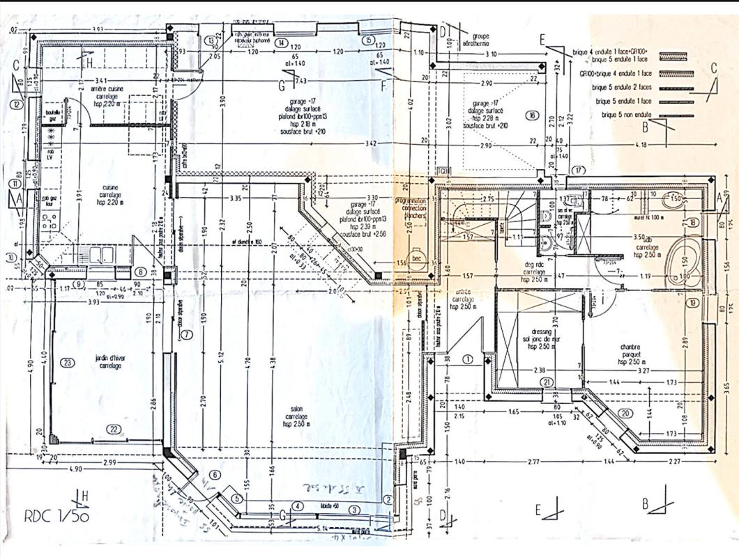 SURZUR Maison d'architecte de 220 m² avec studio indépendant, sur 725 m² de terrain. Domaine résidentiel recherché en fond d'impasse. SURZUR 16