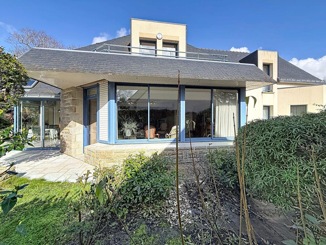 SURZUR Maison d'architecte de 220 m² avec studio indépendant, sur 725 m² de terrain. Domaine résidentiel recherché en fond d'impasse. SURZUR 18