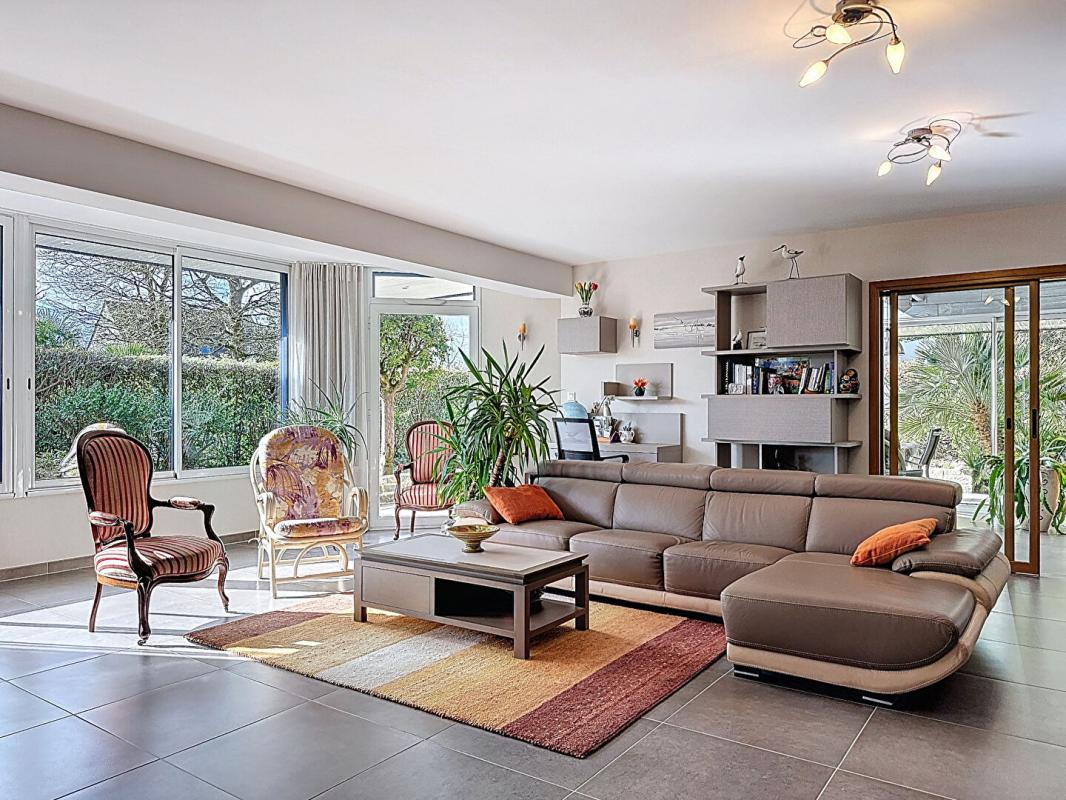 SURZUR Maison d'architecte de 220 m² avec studio indépendant, sur 725 m² de terrain. Domaine résidentiel recherché en fond d'impasse. SURZUR 3