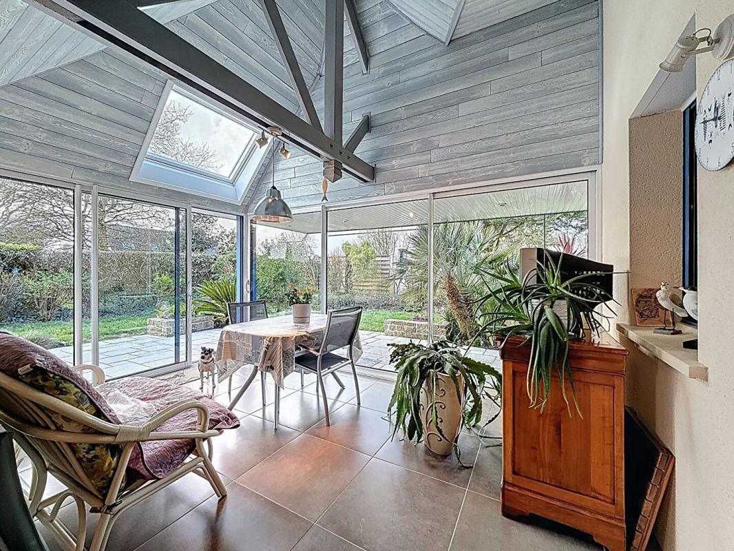 SURZUR Maison d'architecte de 220 m² avec studio indépendant, sur 725 m² de terrain. Domaine résidentiel recherché en fond d'impasse. SURZUR 5