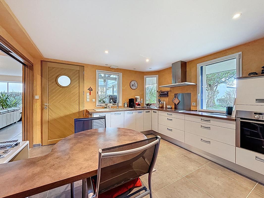 SURZUR Maison d'architecte de 220 m² avec studio indépendant, sur 725 m² de terrain. Domaine résidentiel recherché en fond d'impasse. SURZUR 6