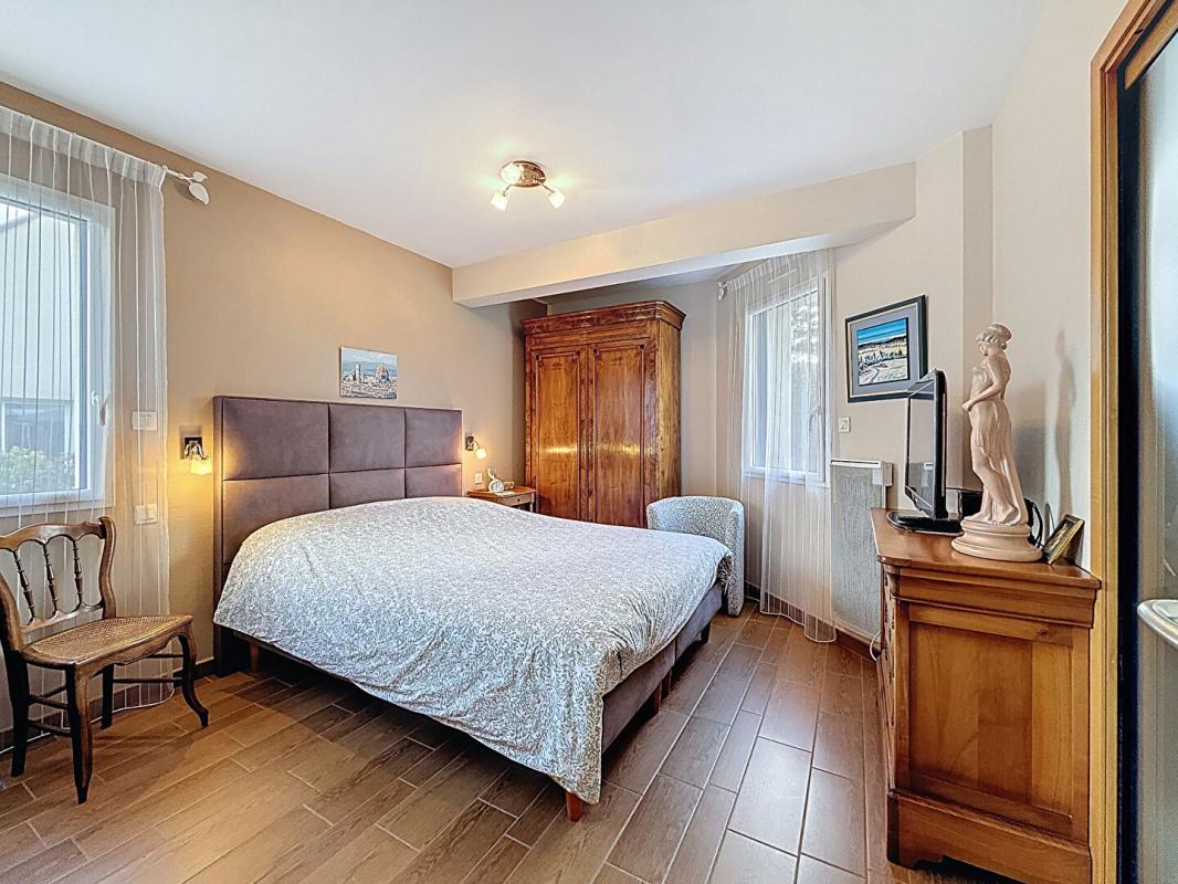 SURZUR Maison d'architecte de 220 m² avec studio indépendant, sur 725 m² de terrain. Domaine résidentiel recherché en fond d'impasse. SURZUR 8