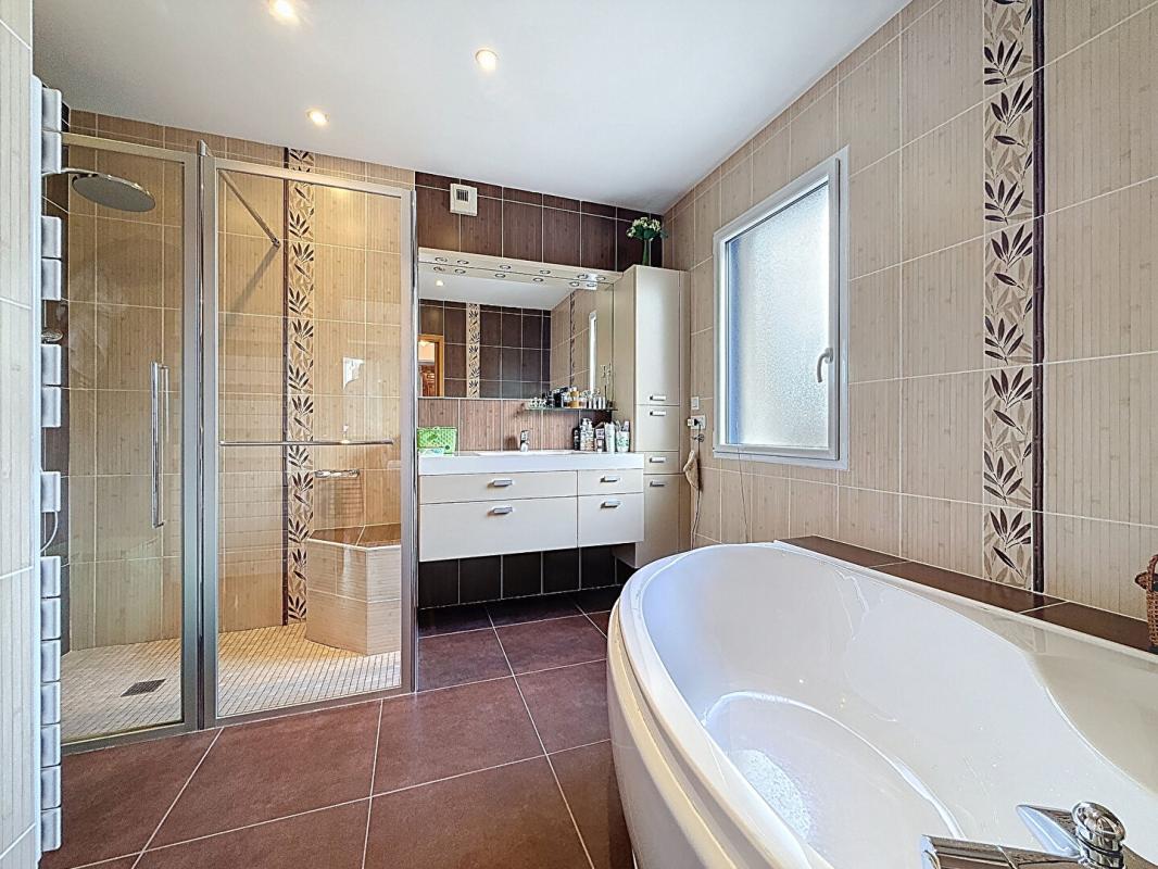 SURZUR Maison d'architecte de 220 m² avec studio indépendant, sur 725 m² de terrain. Domaine résidentiel recherché en fond d'impasse. SURZUR 9