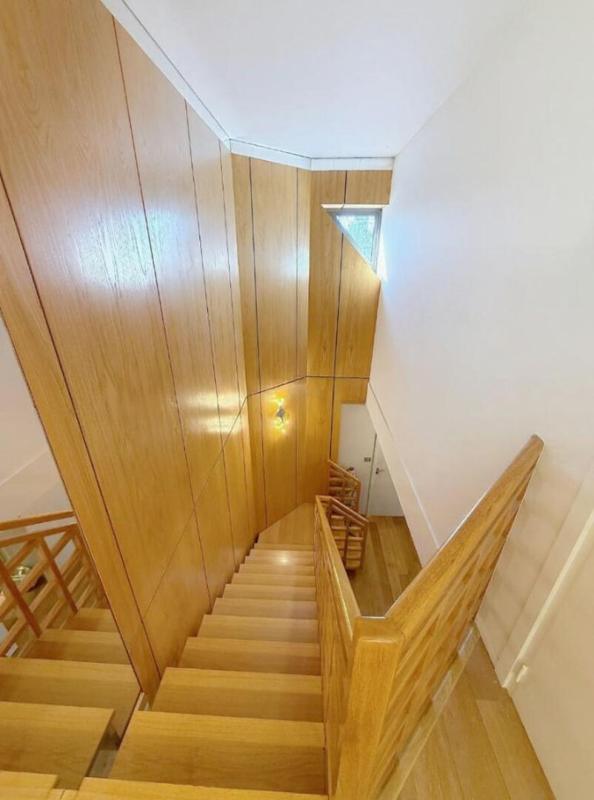 VANNES À 10 minutes du Port de Vannes. Propriété d'architecte d'exception de 235 m², avec étang privatif, piscine, 3 hectares. Parc résidentiel privé 10