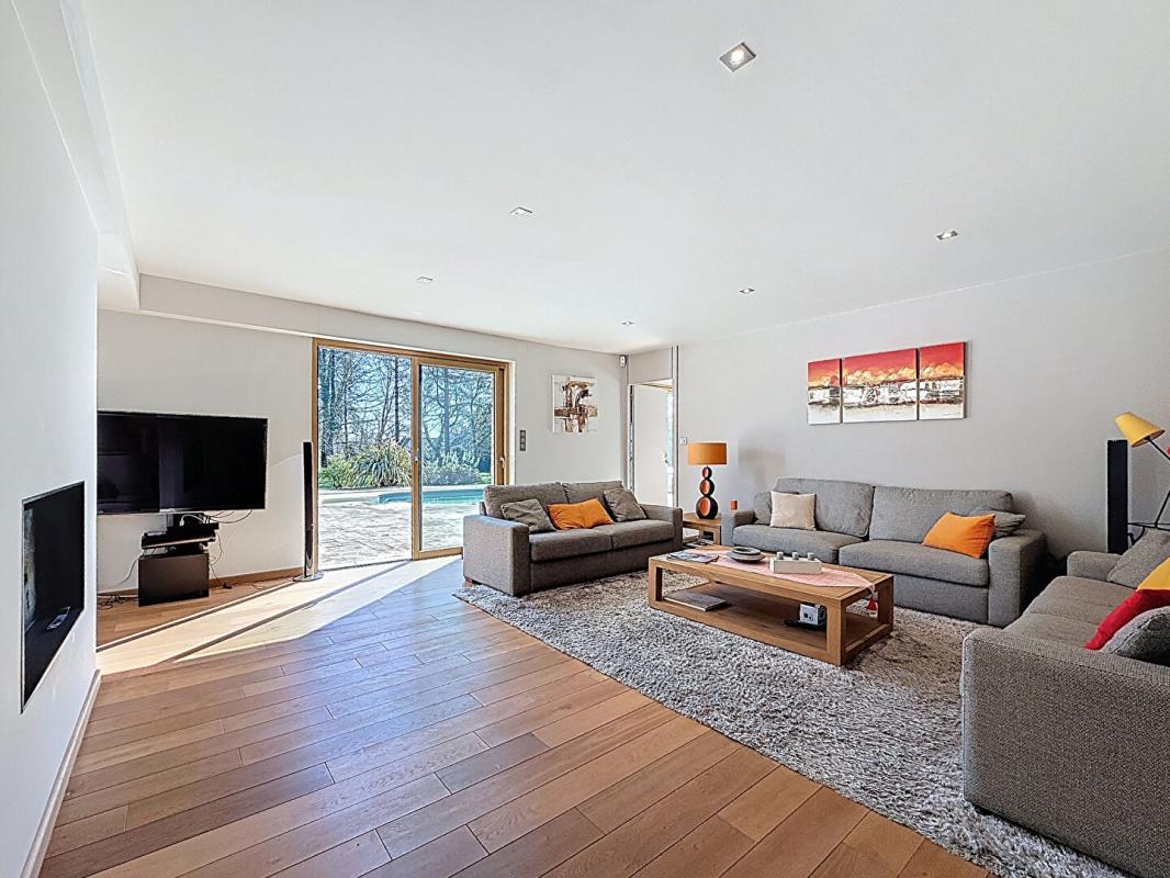 VANNES À 10 minutes du Port de Vannes. Propriété d'architecte d'exception de 235 m², avec étang privatif, piscine, 3 hectares. Parc résidentiel privé 11