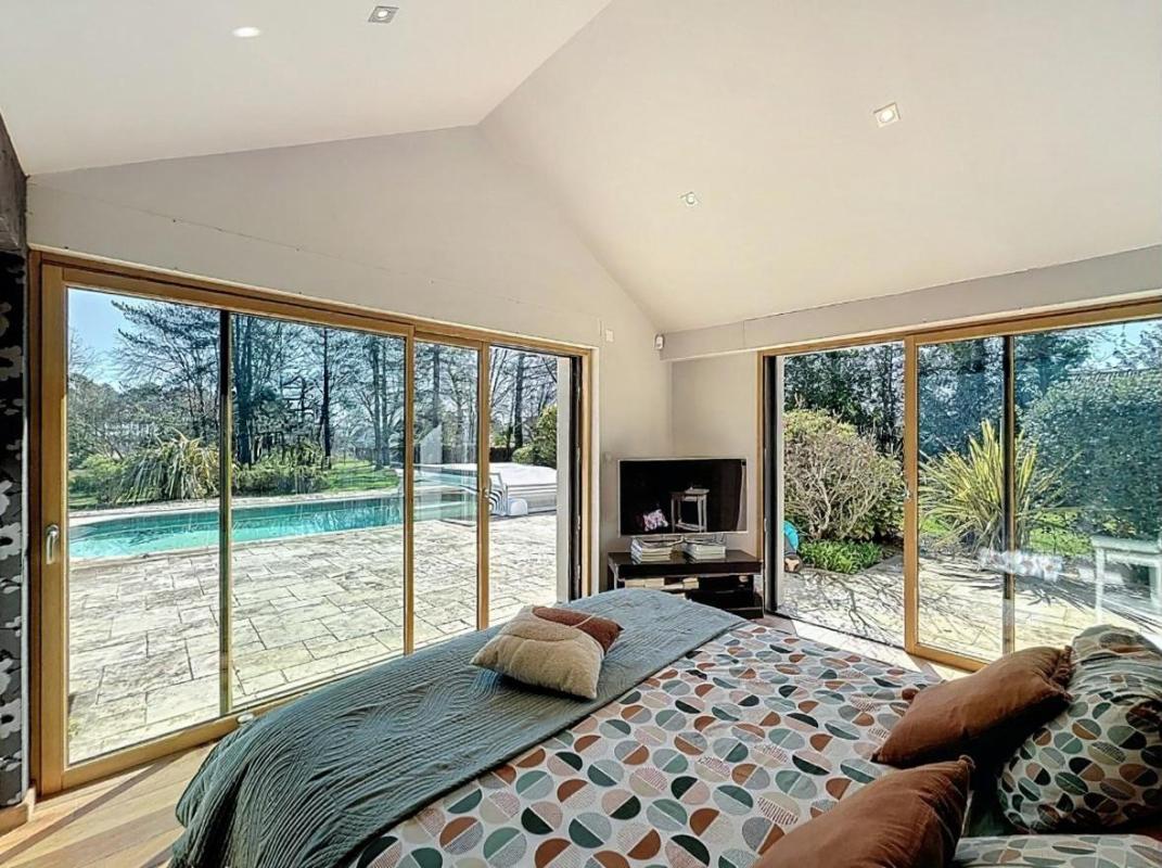 VANNES À 10 minutes du Port de Vannes. Propriété d'architecte d'exception de 235 m², avec étang privatif, piscine, 3 hectares. Parc résidentiel privé 12