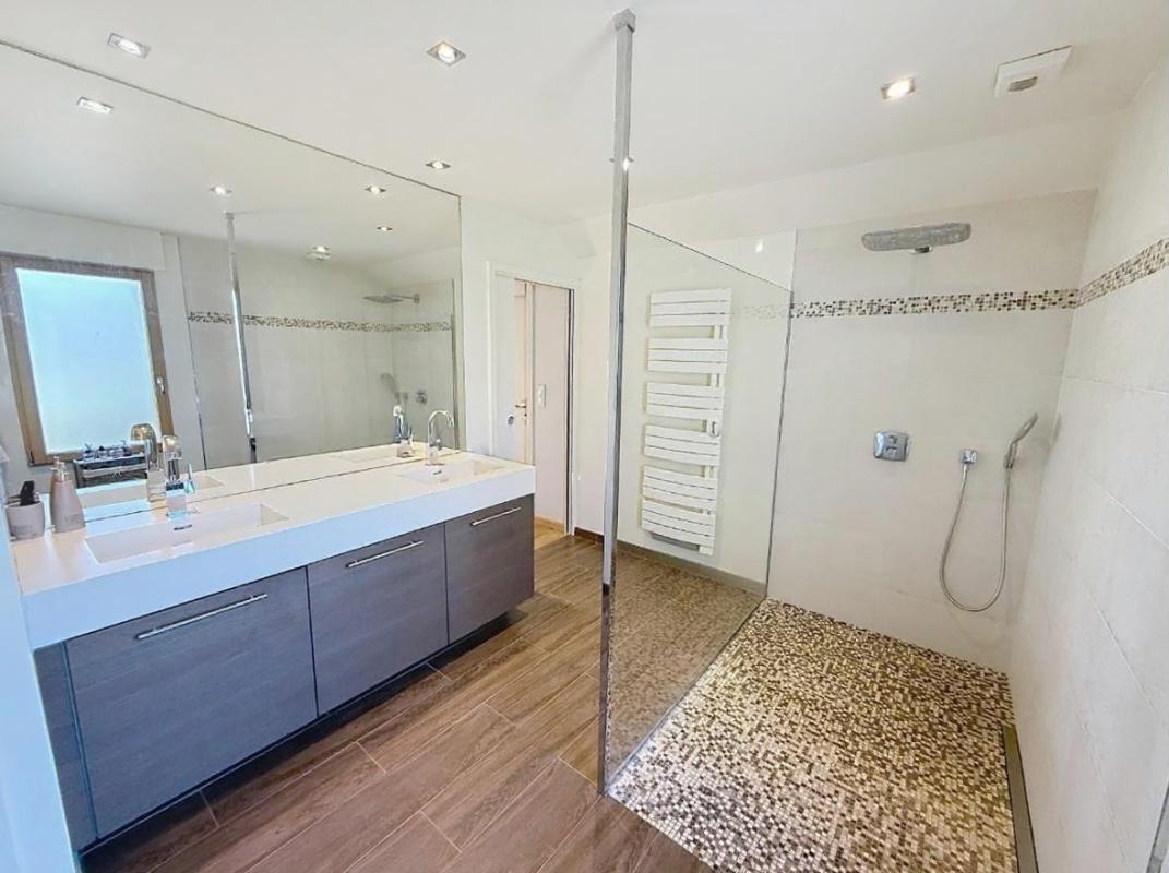 VANNES À 10 minutes du Port de Vannes. Propriété d'architecte d'exception de 235 m², avec étang privatif, piscine, 3 hectares. Parc résidentiel privé 13