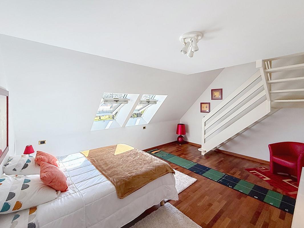 VANNES À 10 minutes du Port de Vannes. Propriété d'architecte d'exception de 235 m², avec étang privatif, piscine, 3 hectares. Parc résidentiel privé 14