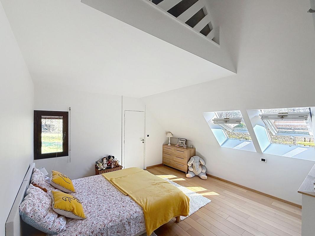 VANNES À 10 minutes du Port de Vannes. Propriété d'architecte d'exception de 235 m², avec étang privatif, piscine, 3 hectares. Parc résidentiel privé 15