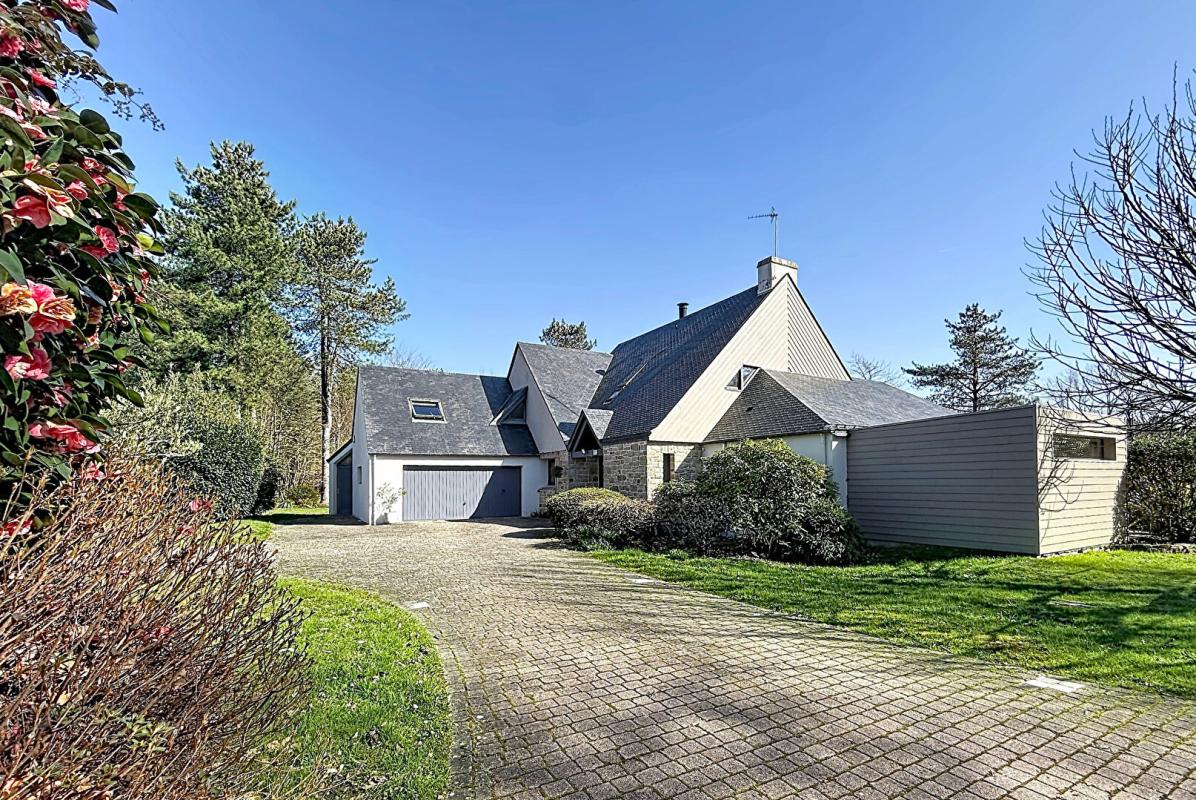 VANNES À 10 minutes du Port de Vannes. Propriété d'architecte d'exception de 235 m², avec étang privatif, piscine, 3 hectares. Parc résidentiel privé 17