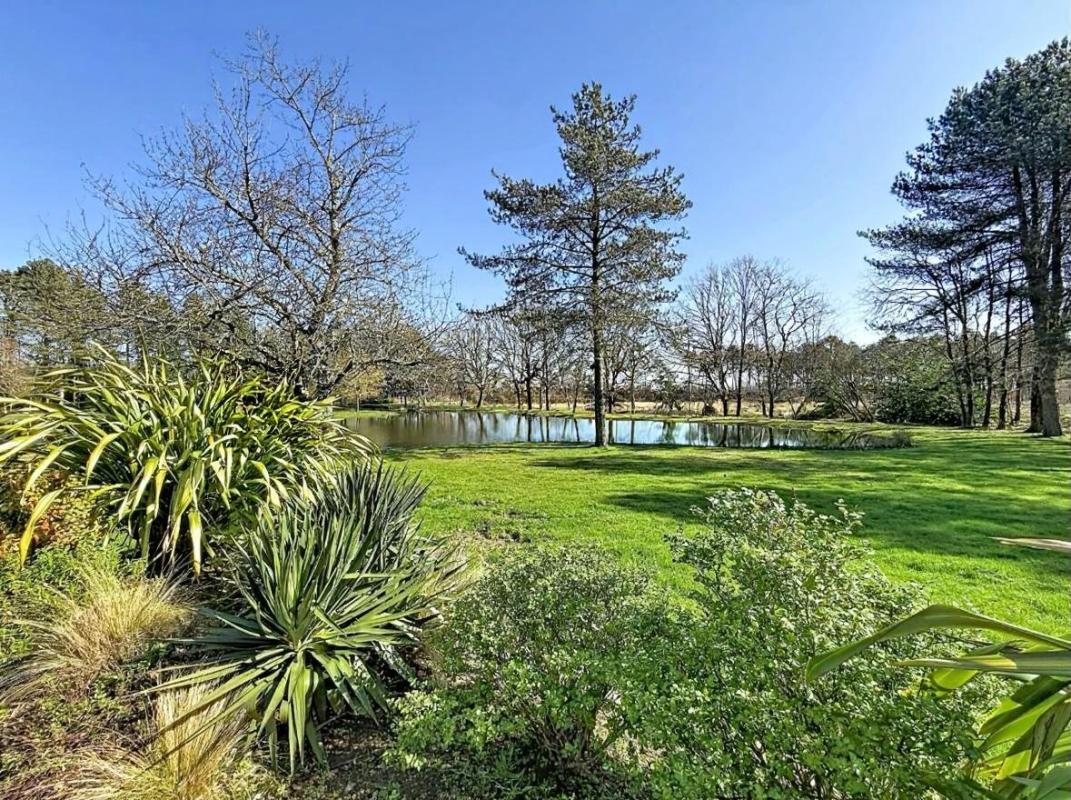 VANNES À 10 minutes du Port de Vannes. Propriété d'architecte d'exception de 235 m², avec étang privatif, piscine, 3 hectares. Parc résidentiel privé 18