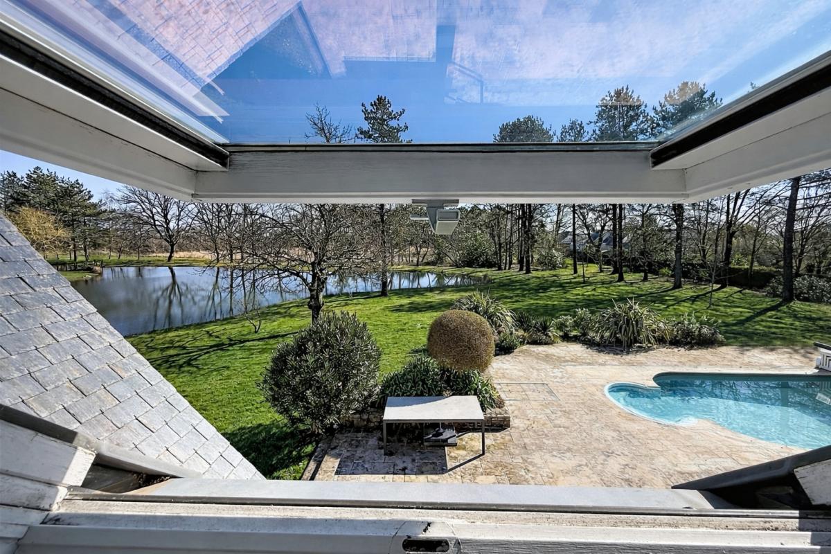 VANNES À 10 minutes du Port de Vannes. Propriété d'architecte d'exception de 235 m², avec étang privatif, piscine, 3 hectares. Parc résidentiel privé 2