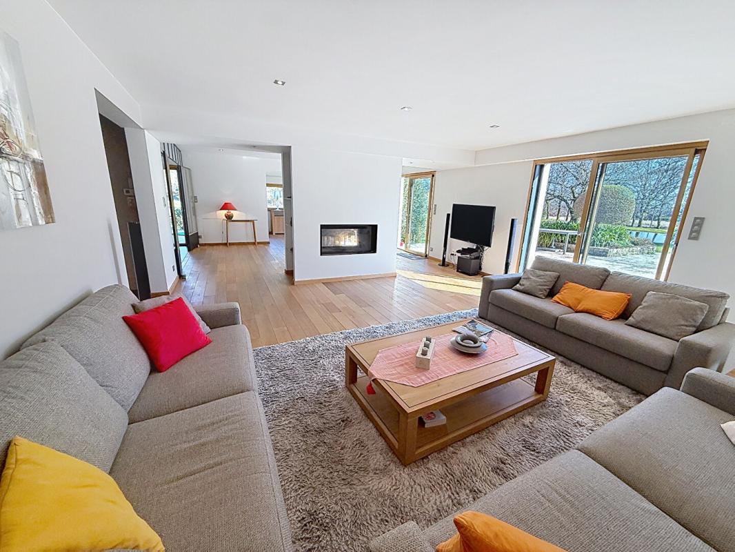 VANNES À 10 minutes du Port de Vannes. Propriété d'architecte d'exception de 235 m², avec étang privatif, piscine, 3 hectares. Parc résidentiel privé 5