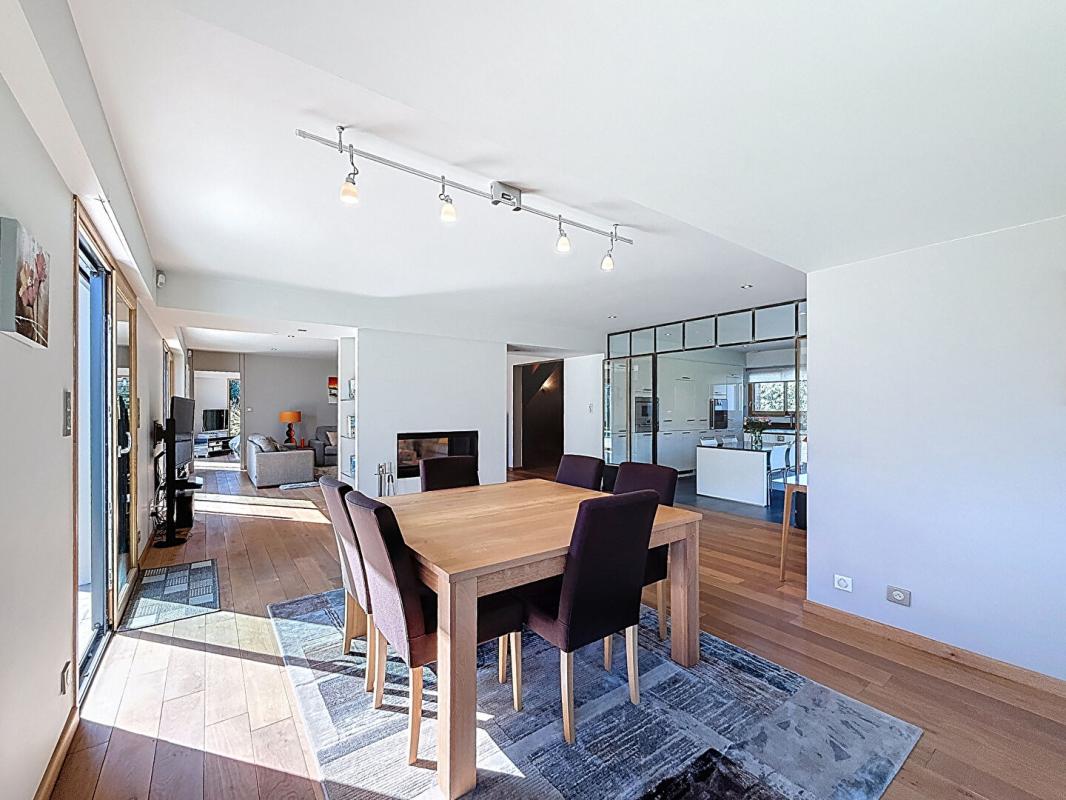 VANNES À 10 minutes du Port de Vannes. Propriété d'architecte d'exception de 235 m², avec étang privatif, piscine, 3 hectares. Parc résidentiel privé 6