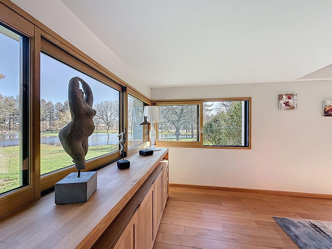 VANNES À 10 minutes du Port de Vannes. Propriété d'architecte d'exception de 235 m², avec étang privatif, piscine, 3 hectares. Parc résidentiel privé 7