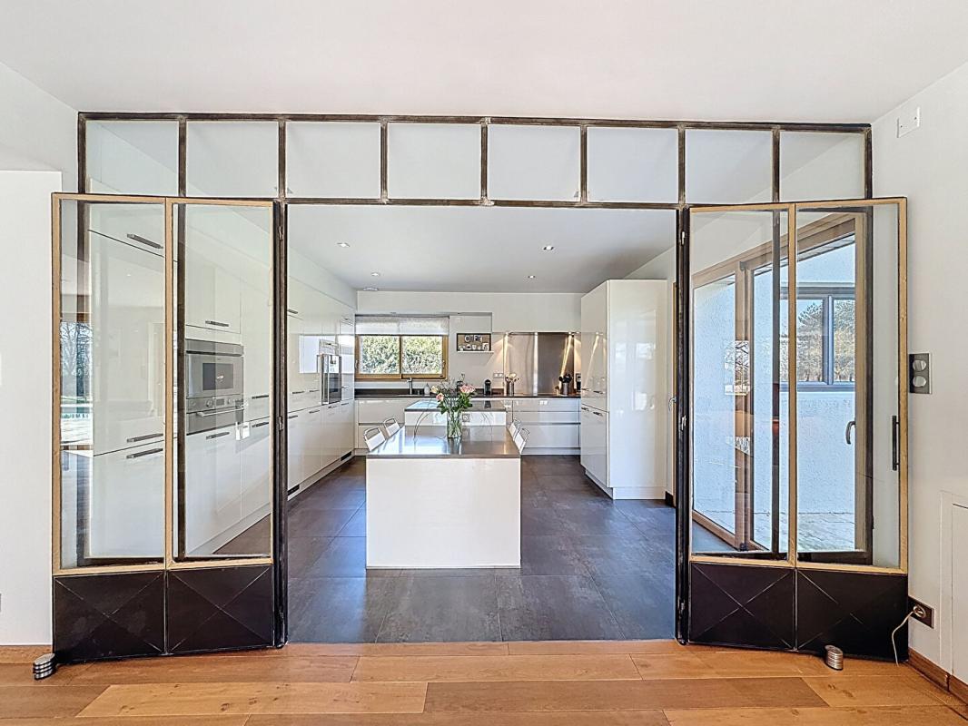 VANNES À 10 minutes du Port de Vannes. Propriété d'architecte d'exception de 235 m², avec étang privatif, piscine, 3 hectares. Parc résidentiel privé 8