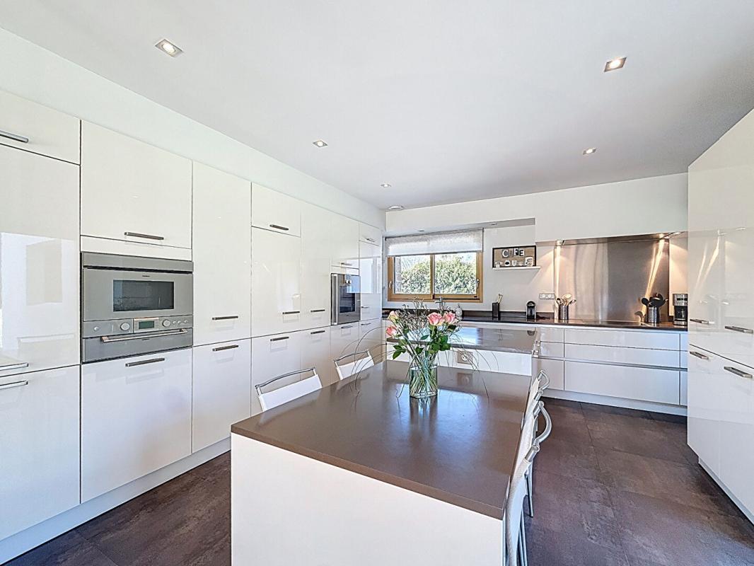 VANNES À 10 minutes du Port de Vannes. Propriété d'architecte d'exception de 235 m², avec étang privatif, piscine, 3 hectares. Parc résidentiel privé 9