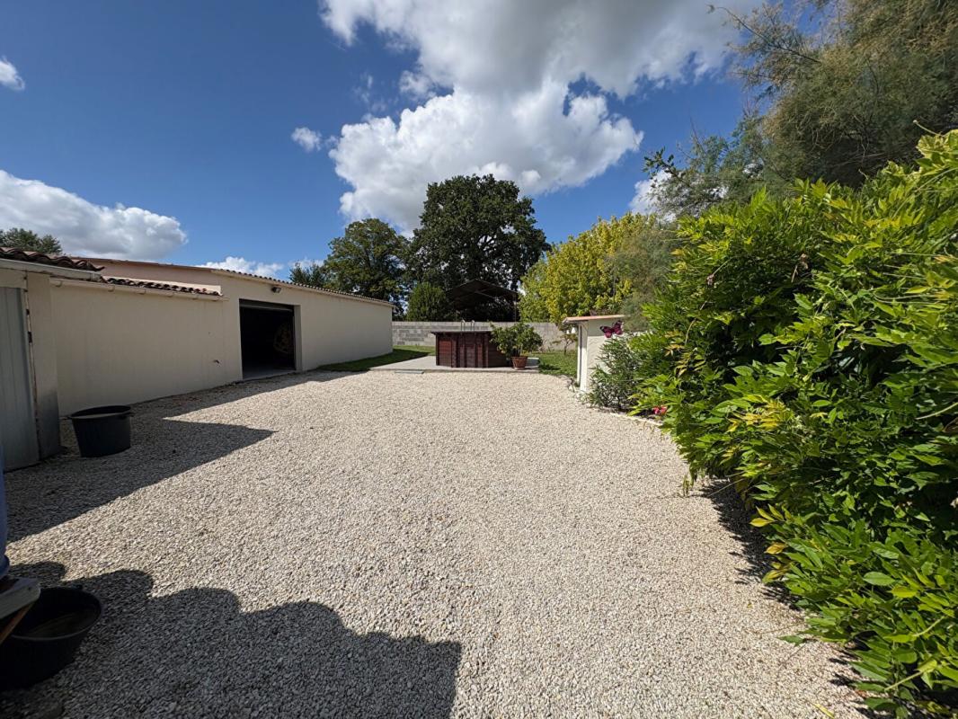 CHERAC EXCLUSIVITE Maison de plain pied 98 m2 3 chambres 18